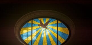 Kolorowy witraż z gołębicą w kościele w Teguise w święto Zesłania Ducha