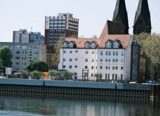Czy Kościół się spóźnia na współczesność, czy raczej jest prorokiem jutra dla zagubionego świata Nabrzeże miejskie z historycznymi i nowoczesnymi budynkami