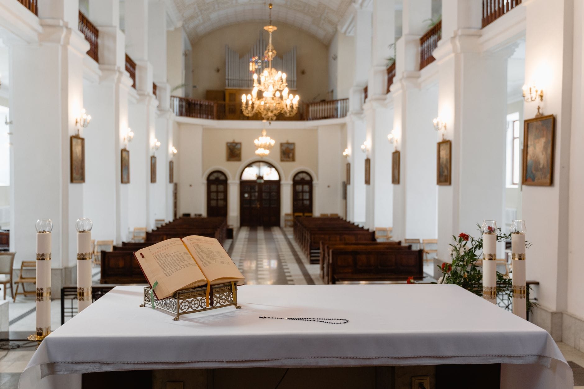 Między tradycją a nowoczesnością: jak Kościół może prowadzić wiarę przez zmieniający się świat