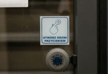Co oznacza skrót C+M+B na drzwiach po kolędzie? Prawdziwe znaczenie kredy i kadzidła Co oznacza skrót C+M+B na drzwiach po kolędzie? Prawdziwe znaczenie kredy i kadzidła