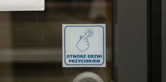 Co oznacza skrót C+M+B na drzwiach po kolędzie? Prawdziwe znaczenie kredy i kadzidła