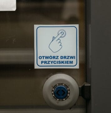 Co oznacza skrót C+M+B na drzwiach po kolędzie? Prawdziwe znaczenie kredy i kadzidła Co oznacza skrót C+M+B na drzwiach po kolędzie? Prawdziwe znaczenie kredy i kadzidła