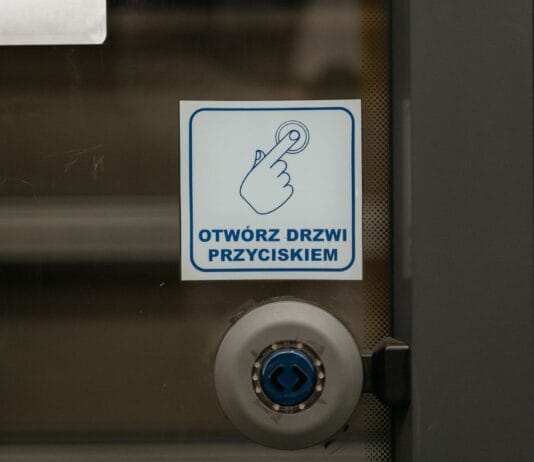 Co oznacza skrót C+M+B na drzwiach po kolędzie? Prawdziwe znaczenie kredy i kadzidła Co oznacza skrót C+M+B na drzwiach po kolędzie? Prawdziwe znaczenie kredy i kadzidła