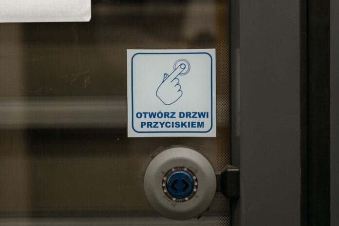 Co oznacza skrót C+M+B na drzwiach po kolędzie? Prawdziwe znaczenie kredy i kadzidła Co oznacza skrót C+M+B na drzwiach po kolędzie? Prawdziwe znaczenie kredy i kadzidła